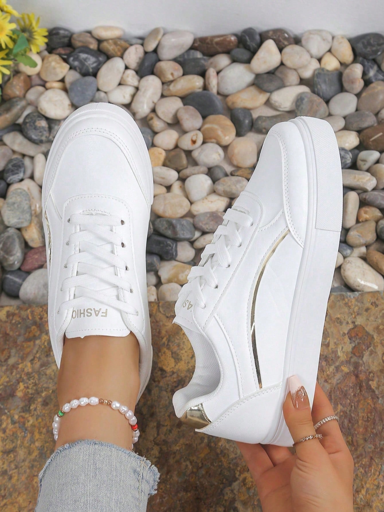 Damskie białe sneakersy casual – White Sneaker Care Kit recenzja i cena