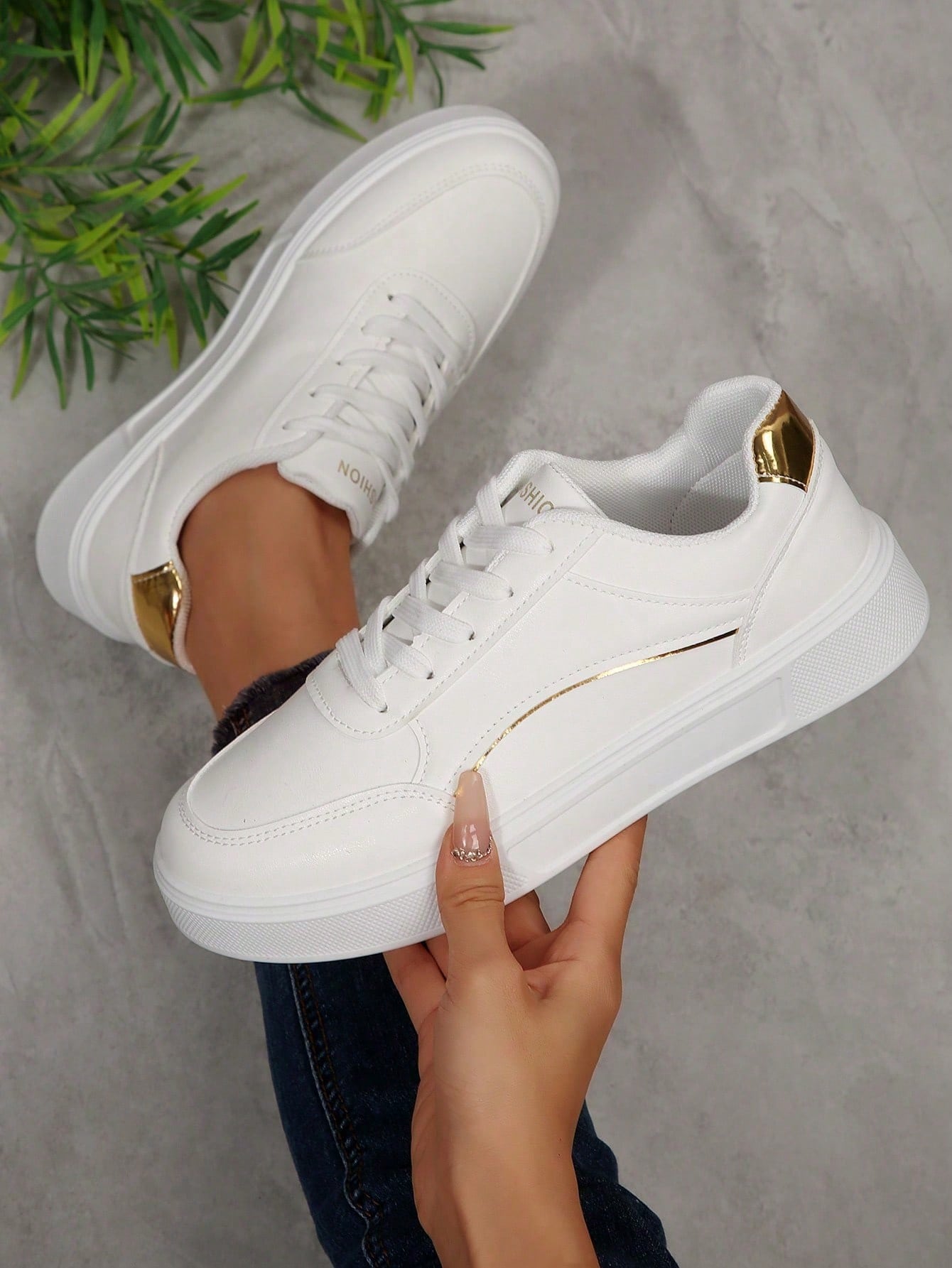 Damskie białe sneakersy casual – White Sneaker Care Kit recenzja i cena